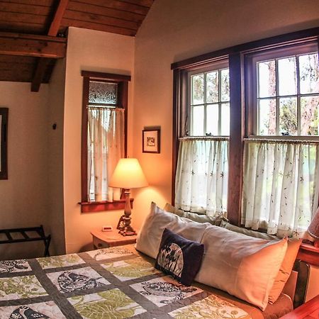 Ferny Hollow: Romantic Rainforest Cottage Volcano Luaran gambar
